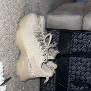 Steve Madden 7 1/2 woman’s tennis shoe